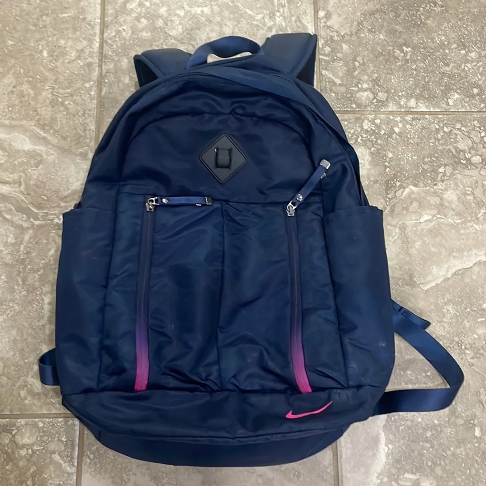 nike auralux backpack black Club Print Stay organised and stylish with the Nike Aura Backpack Nike Aura Floral Backpack (24L)